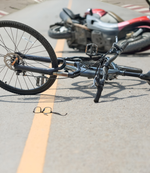 vélo et moto au sol après un accident vélo et moto au sol après un accident