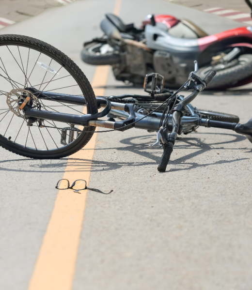 vélo et moto au sol après un accident